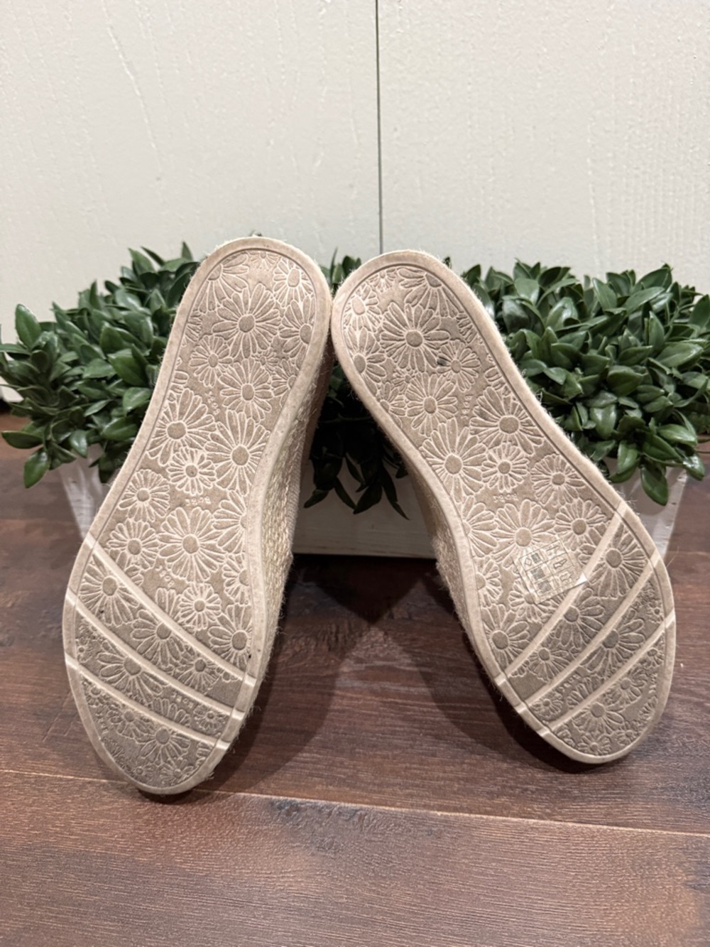 Skechers Martha Stewart 
Skechers BOBS Sesame Slip-On
Sneaker Size 8 Cream Color - Picture 9 of 9